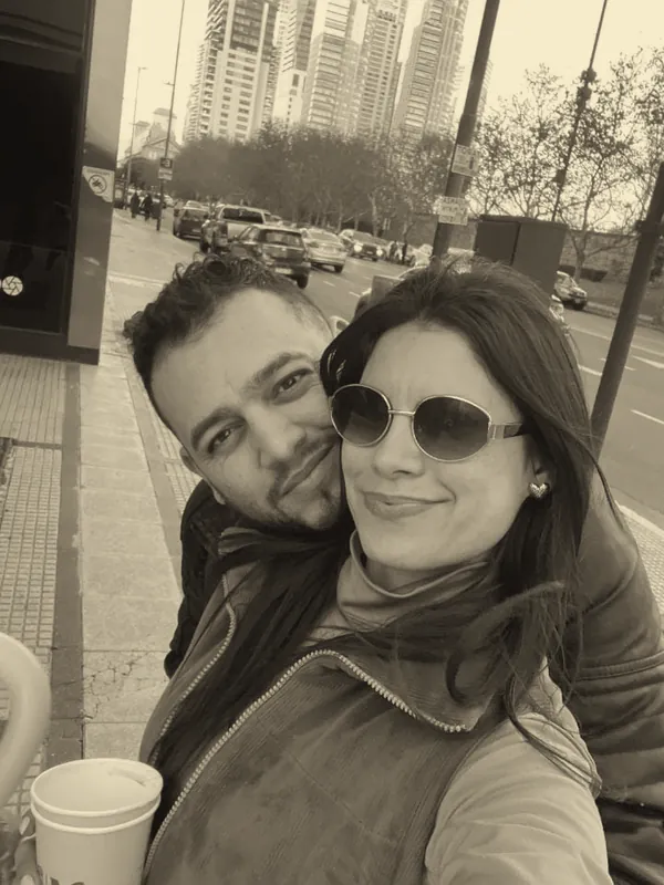 Gisella y Facundo, abrazados, sonriendo a la cámara
